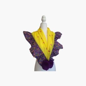 Mantoncillo de Tela Amarilla con Aplicaciones de Flores, Faralaos Florales y Pompón Morado