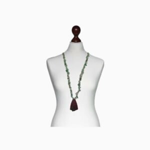 Collar largo con colgante triangular