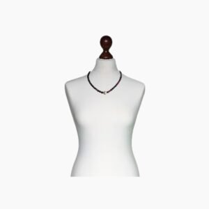 Collar de cuentas pequeñas con detalle central