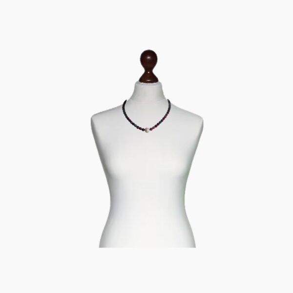 Collar de cuentas pequeñas con detalle central