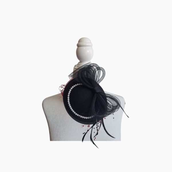 Tocado Negro con Lazo, Perlas y Plumas de Made Ochoa