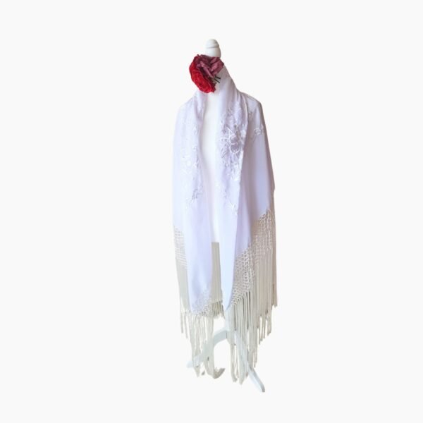 Mantón Blanco con Bordado Floral Blanco, Trenzado Detallado y Flecos Largos Blancos
